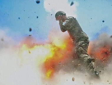 Δείτε καρέ- καρέ την έκρηξη όλμου που έκοψε το νήμα της ζωής στρατιωτικού των ΗΠΑ (φωτό)